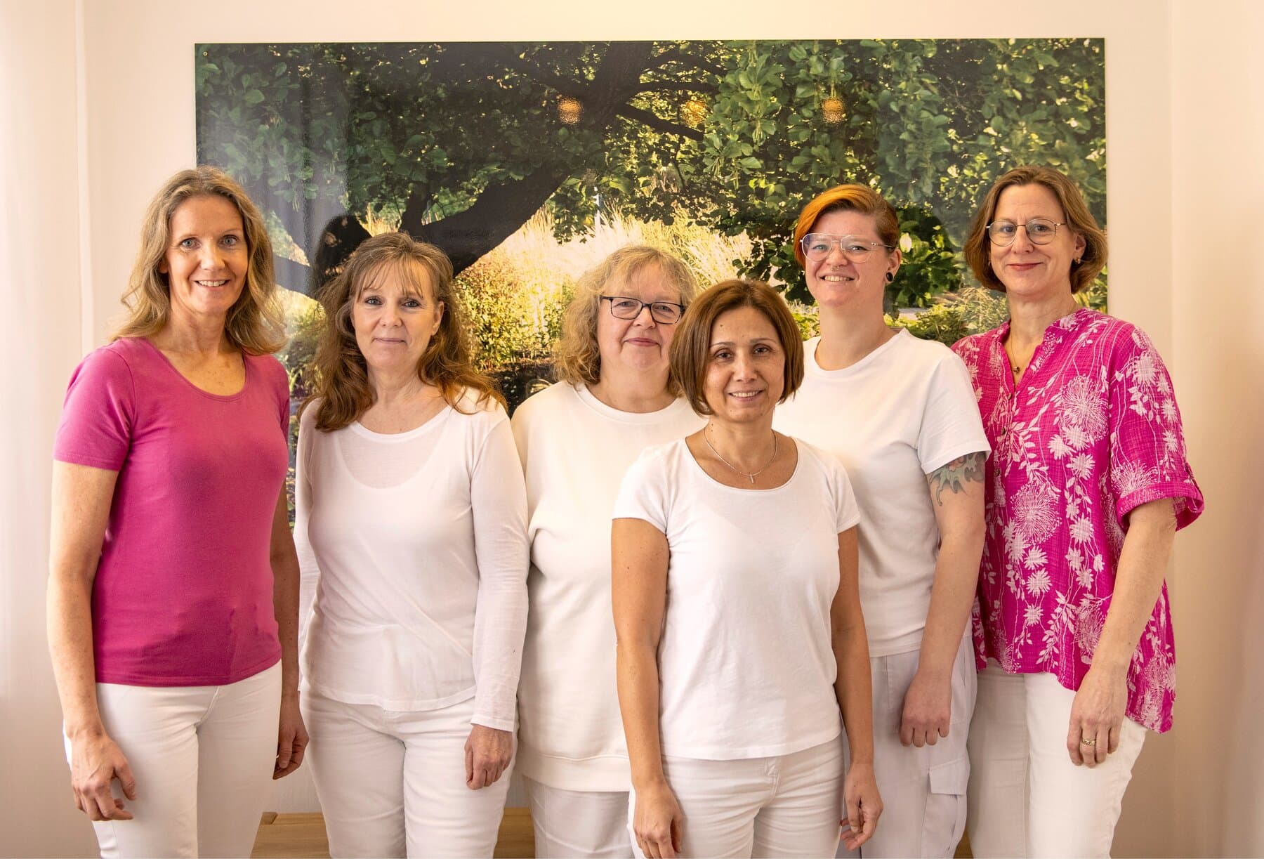 Unser Praxisteam - Dr. Nadja Klest, Vanessa Mischo und Mitarbeiterinnen im Empfangsbereich